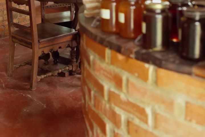 Balcão de tijolinhos com potes de geleias e conservas