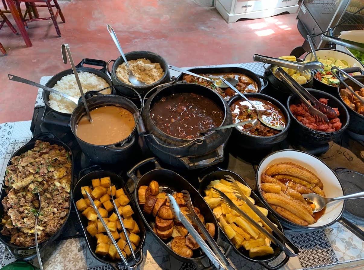 Panelas de ferro com pratos da culinária mineira no buffet do Trem de Minas