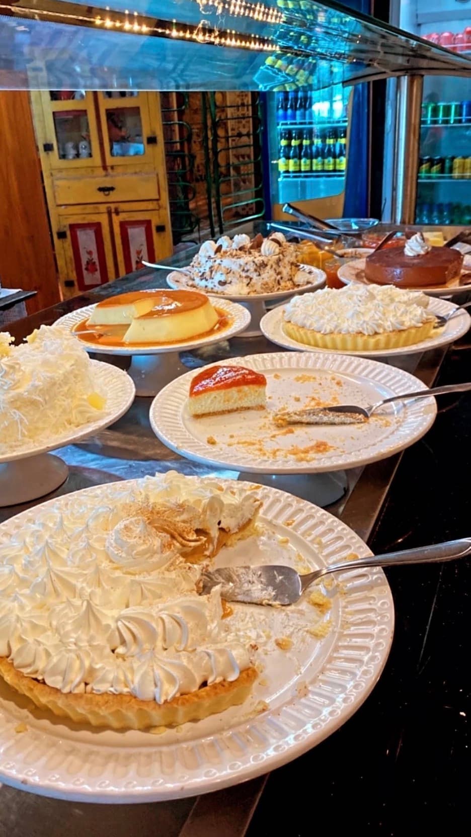 Buffet de sobremesas do Trem de Minas Ribeirão, com pudim, tortas e bolos